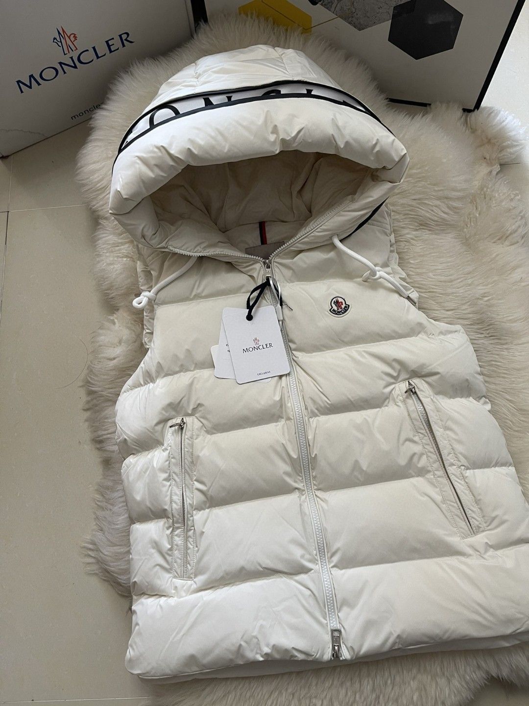 Moncler - Doudoune à capuche sans manches (2 coloris)