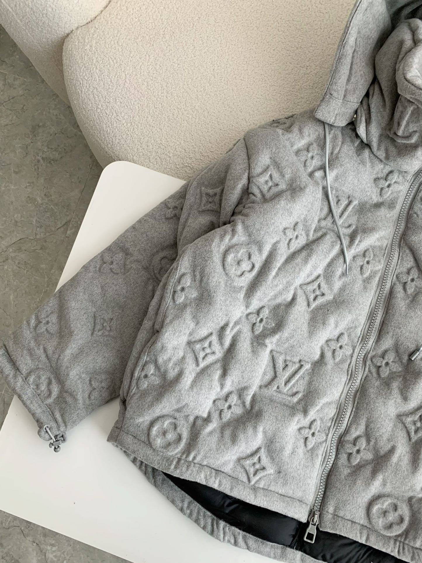 Louis Vuitton - Doudoune Monogramme LV Grise
